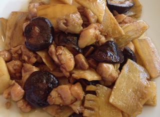 Pollo Con Bambú Y Setas Chinas