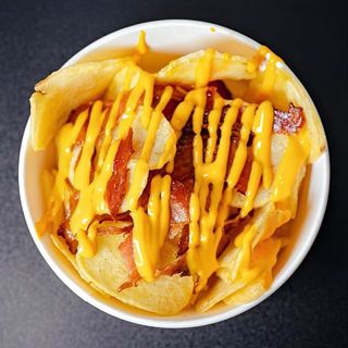 Patatine Chips con salsa cheddar e bacon