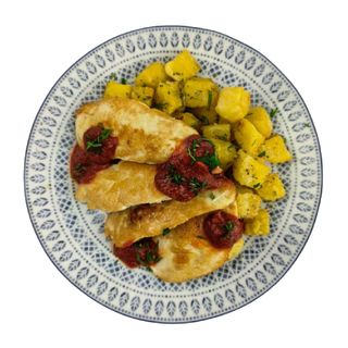 Dados De Pollo En Salsa Sueca Con Parmentier De Patatas