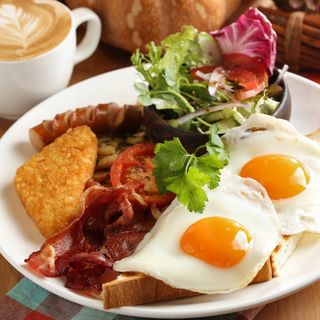 Сніданок Ситний з яєчнею,смаженою курочкою та брускетами з крем-сиром(360г)