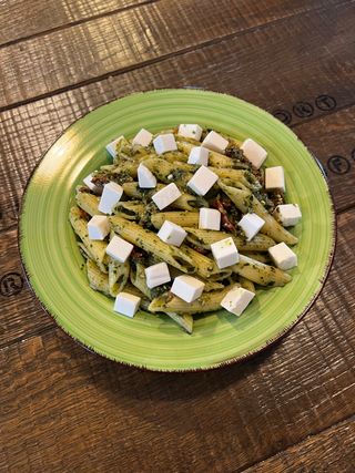 Paste cu pesto, roșii uscate și feta