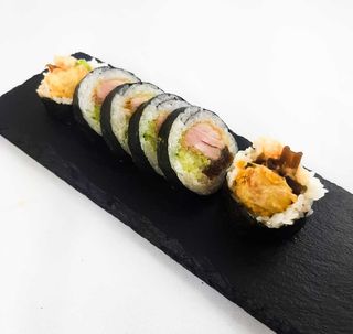 11.Futomaki z tuńczykiem w tempurze i warzywami 6szt.