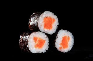 Макі з лососем (100г)