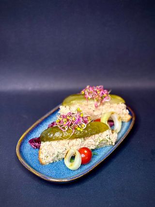 Grzanka czosnkowa z pastą rybną 150g