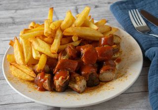 Patatas  NATURALES con salchicha