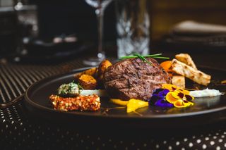 Biftek na grilu sa domaćim aromatizovanim krompirom