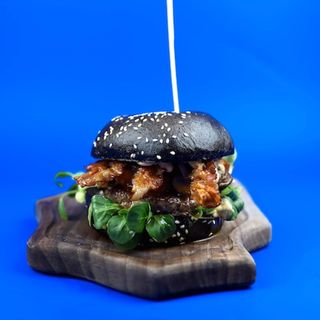 Black burger + pomfrit + Coca Cola
