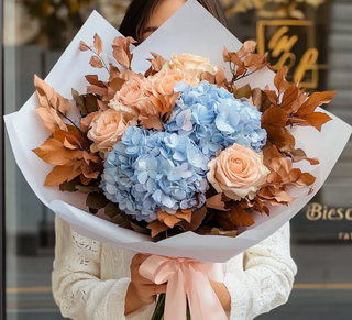 Buchet hortensie, trandafiri peach și frunze de stejar