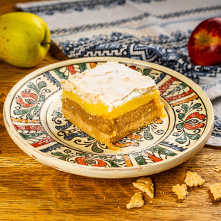 Tort de mere cu blat de biscuiți si bezea