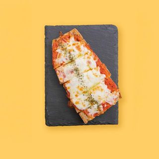 Bruschetta con pomodoro del Piennolo del Vesuvio DOP e mozzarella