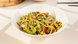 ატრია ბოსტნეულით და უმამის სოუსით Noodles with Vegetables with umami sauce