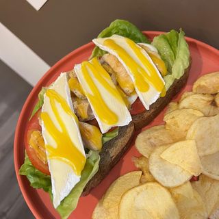 Tosta de frango grelhado queijo brie 