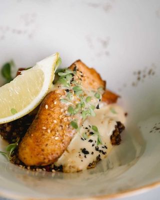 Лосось с лимонным соусом и киноа