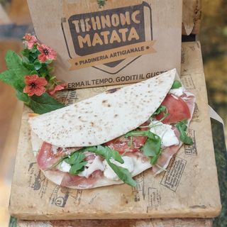 Crudo, bufala, pomodoro, rucola grana