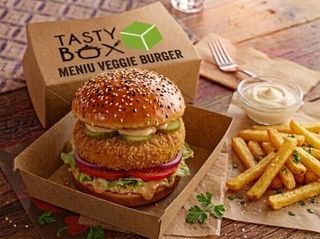 Meniu Veggie Burger servit cu cartofi prajiti si sos de maioneza