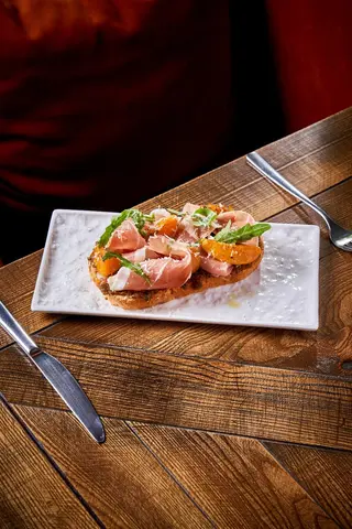 Bruschetta cu prosciutto crudo