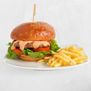 Rvatski burger s prženim krumpirom