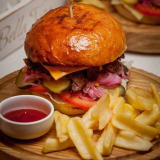 Бургер з томленною яловичиною (330г)