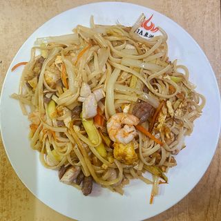 52. Tallarines Fritos Con Tres Delicias