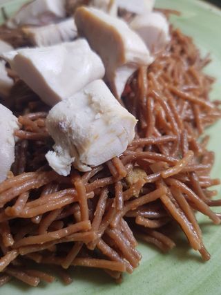 Fideos tostados con pollo