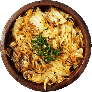 Печен лук на керемида