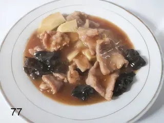 77. Manzo con bambù e funghi