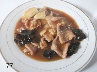 77. Manzo con bambù e funghi