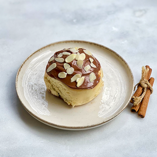 სინაბეიბი შოკოლადით და ნუშის ფანტელებით