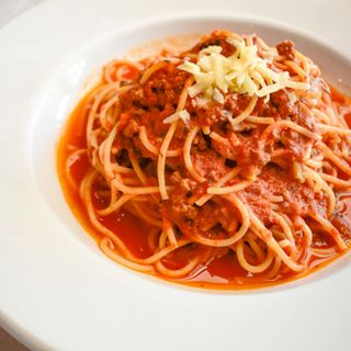 Spaghetti z sosem pomidorowym i świeżo tartym parmezanem (250g)