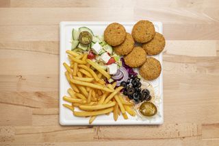 Falafel na talerzu
