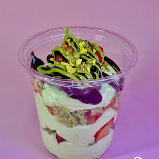 დუბაის შოკოლადი მარწყვით ჭიქაში