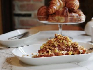 Круасан з карамеллю, яблуком та сметаною (190г)