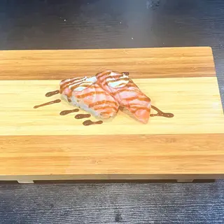 Nigiri salmón flameado con queso (2 pz.)