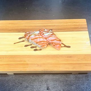 Nigiri salmón flameado con queso (2 pz.)