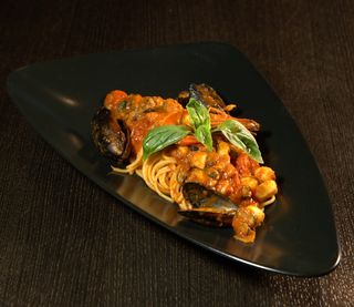 Spaghetti fructe de mare în sos roșu