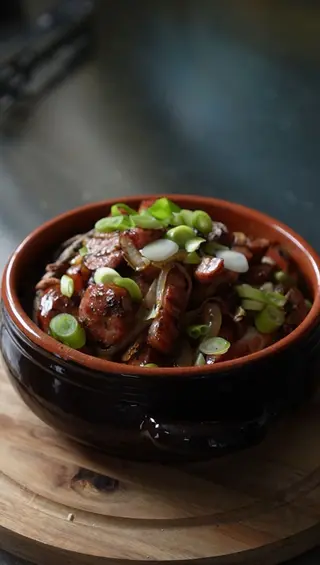 Cartof tradițional cu cârnat și bacon