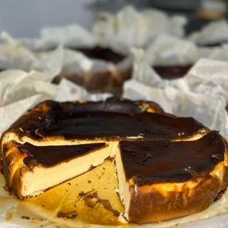 ბასკური დამწვარი ჩიზქეიქი 12 ნაჭრიანი