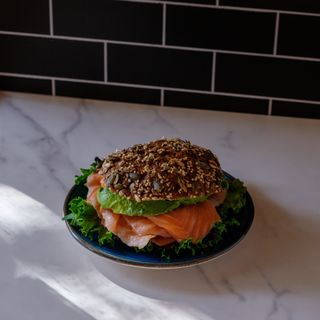 Sanduíche de Salmão Fumado e Abacate