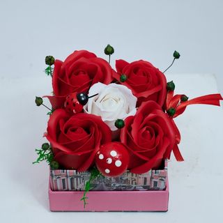 Cutie cu 5 trandafiri de sapun(4+1)