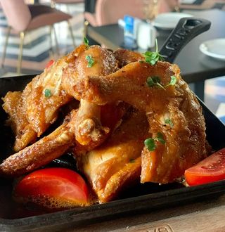 წიწილა ტაბაკა ნივრის კარაქით და ლიმონის სოუსით