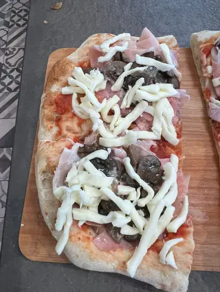 Pizza funghi e prosciutto
