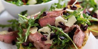Tagliata di Manzo con rucola e grana con patate al forno