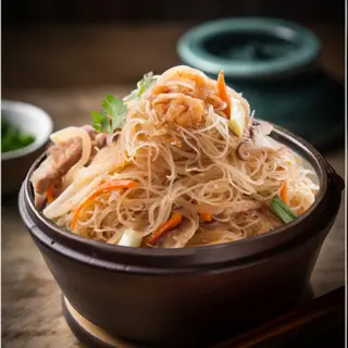 Fideos Chinos de Arroz con Tres Delicias