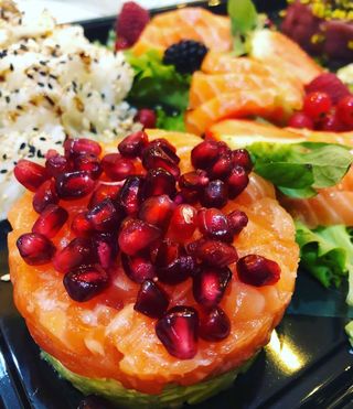 Tartare di salmone, avocado e melograno
