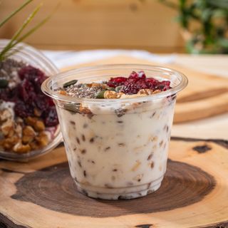 Здравословна закуска с кисело мляко (300г)