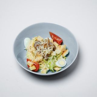 Салат Цезарь с ростбифом халапеньо