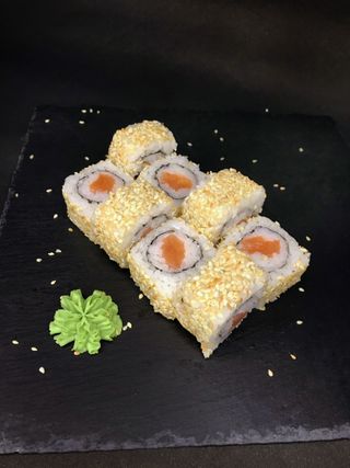 Сяке рол в кунжуті