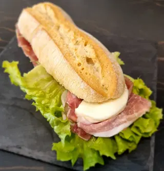 Ciabatta 120 g con prosciutto crudo, mozzarella e insalata