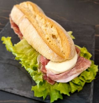 Ciabatta 120 g con prosciutto crudo e  mozzarella 