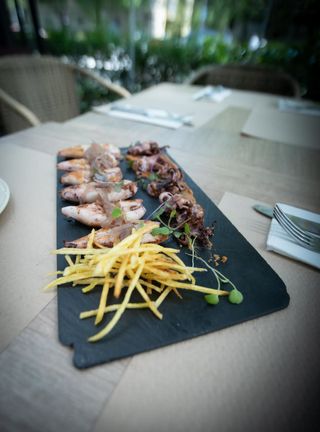 Chipirones A La Plancha Con Romescu